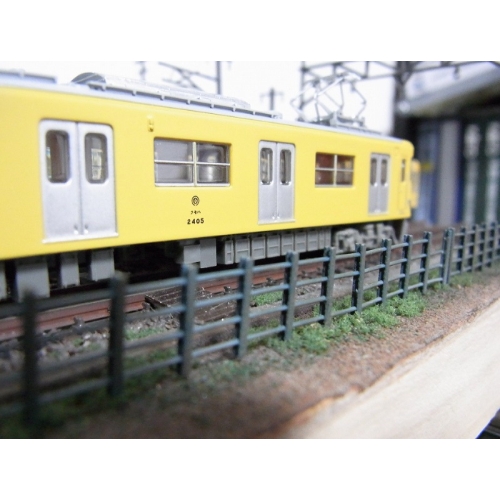 武蔵野の黄色い電車の古線路柵